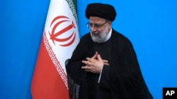Presiden Iran Ebrahim Raisi meletakkan tangannya di dadanya sebagai tanda penghormatan di Teheran, Iran. (Foto: AP)
