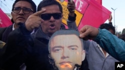Manifestantes queman la imagen del presidente de Ecuador, Daniel Noboa, durante una protesta contra una eventual eliminación de los subsidios a los combustibles. La marcha se dio en Quito, Ecuador, el miércoles 12 de junio de 2024.