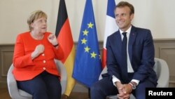 Kanselir Jerman Angela Merkel (kiri) bertemu Presiden Perancis Emmanuel Macron di Istana Pharo, Marseilles, Perancis, hari Jumat (7/9). 