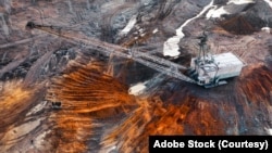 资料图片：一台大型掘土机在一处稀土矿工作。