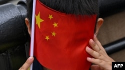 上海外灘的一個小男孩手拿一面中國國旗參加慶祝中共建政75週年的活動。 （2024年10月1日）