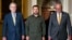 El presidente ucraniano, Volodymyr Zelenskyy (centro), camina con el líder de la mayoría del Senado , Chuck Schumer (der) y el líder de la minoría, Mitch McConnell (izq), durante una visita al Capitolio de EEUU el 21 de septiembre de 2023.