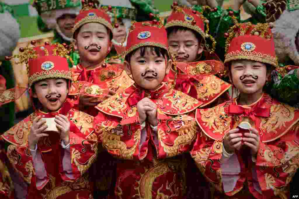Children wearing traditional costumes pose during preparations for Chinese lunar new year celebrations in Hong Kong, Feb. 17, 2015.
