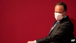 Douglas Emhoff, suami Kamala Harris, saat menunggu debat cawapres antara Kamala dan Wakil Presiden Mike Pence di Kingsbury Hall, Salt Lake City, 7 Oktober 2020. (Foto: AP)