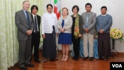 Amanda Bennett, center, attends a signing ceremony at Rangoon's Royal Park Hotel for an agreement to share content between the Voice of America and the Democratic Voice of Burma, Oct. 16, 2016. 