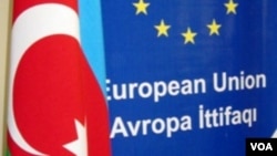 Avropa İttifaqı və Azərbaycanın bayraqları 