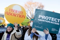 Kelompok pro aborsi melakukan unjuk rasa di Washington, DC Rabu (1/12).