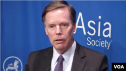 哈佛大学政府学院教授伯恩斯大使在美国亚洲协会在纽约举行的“向川普总统建言亚洲政策”讨论会上(亚洲协会图片，2016年11月10日)