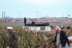 Kerabat korban kapal terbalik berkumpul di tepi Danau Mariout, 20 kilometer barat kota Alexandria, Mesir, 23 Februari 2021, saat tim SAR melakukan operasi pencarian korban.