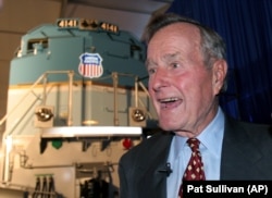 Колишній президент Джордж Буш на фоні нового локомотива "4141", Техас, 18 жовтня 2005 р.