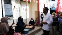 Presiden Joko Widodo berbincang dengan para warga dalam kunjungannya ke Tarakan, Kalimantan Utara, untuk mengecek program vaksinasi di wilayah tersebut pada 19 Oktober 2021. (Foto: Reuters/Willy Kurniawan)