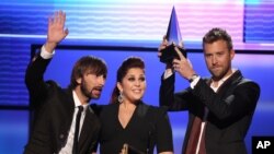 Lady Antebellum accepts the award for favorite band, duo or group - country at the 40th Anniversary American Music Awards on Nov. 18, 2012