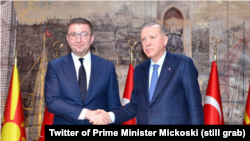 „Нашите односи се силни како Камениот мост во Скопје“, изјави Ердоган.