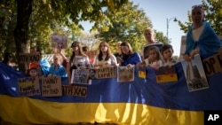Ucranianos durante una protesta frente a la embajada rusa en Bucarest, Rumania, el 14 de octubre de 2023. Refugiados ucranianos organizaron una protesta frente a la embajada de la Federación Rusa pidiendo un apoyo militar occidental continuo para su país. [Foto: Archivo/AP]