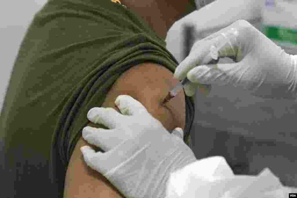 ការ​ចាក់​វ៉ាក់សាំង​បង្ការ​ជំងឺ​កូវីដ១៩​ ស៊ីណូហ្វាម​​ នៅ​ភ្នំពេញ​ ថ្ងៃ​ទី១០​ ខែ​កុម្ភៈ​ ឆ្នាំ​២០២១​។ (ហ៊ាន សុជាតា​​/វីអូអេ) 