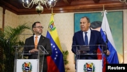 Menteri Luar Negeri Rusia Sergei Lavrov (kanan) dan Menteri Luar Negeri Venezuela Yvan Gil Pinto menghadiri konferensi pers di Caracas, Venezuela, pada 20 Februari 2024. (Foto: Reuters/Leonardo Fernandez Viloria)