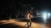 Un hombre pedalea cargando a una niña durante un corte de energía programado en Bauta, Cuba, el lunes 18 de marzo de 2024. La isla enfrenta una crisis energética, con oleadas de apagones que empeoraron en las últimas semanas. AP