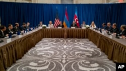 Menlu AS Antony Blinken, tengah, bertemu dengan delegasi Armenia termasuk Menlu Ararat Mirzoyan, ketiga dari kiri, dan delegasi dengan Azerbaijan termasuk Menlu Azerbaijan Jeyhun Bayramov, kedua dari kanan, Senin, 19 September 2022. Foto: AP/Craig Ruttle)