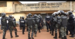 FILE - Deployment of the police at the Kondengui Central Prison, Yaounde, Cameroon, July 23, 2019. (Moki Kindzeka/VOA)