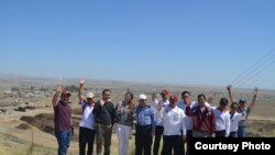 Peserta dalam kunjungan lapangan ke ladang minyak Coalinga, California. (Photo courtesy: Tubagus M Iqbal).