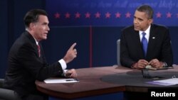 Dan takarar shugaban kasa na jam'iyar Republican Mitt Romney yana bayani yayinda shugaba Barack Obama ke sauraro 