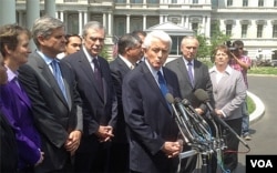 FILE - Tom Donohue, President of U.S. Chamber of Commerce, speaks to the media, Washington, June 11, 2013. (D. Robinson/VOA)