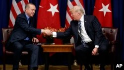 Le président Donald Trump échange une poignée de mains avec son homologue turc Recep Tayyip Erdogan lors d’une réunion au Palace hôtel en marge de l’Assemblée générale des Nations unies à New York, 21 septembre 2017.
