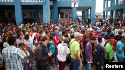 Venezuelan migrants wait to cross border at the Binational Border Service Center of Peru, on the border with Ecuador, in Tumbes, Peru, Oct. 31, 2018. 
