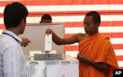 រូបឯកសារ៖ ព្រះសង្ឃ​ដាក់​សន្លឹកឆ្នោត​ចូល​ក្នុងហិបនៅ​ស្ថានីយ៍​បោះឆ្នោត​មួយកន្លែង​នៅ​វត្តថាន់ក្នុង​ក្រុង​ភ្នំពេញ កាល​ពីថ្ងៃអាទិត្យ ទី៣ ខែមិថុនា ២០១២។