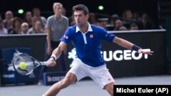 Novak Djokovic saat mengalahkan Andy Murray dalam final turnamen Paris Masters, Minggu (8/11) lalu. Djokovic ingin menutup tahun emas tennisnya, dengan menjuarai turnamen akhir tahun di London. 