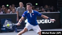Novak Djokovic saat mengalahkan Andy Murray dalam final BNP Masters di Paris (8/11). (AP/Michel Euler)