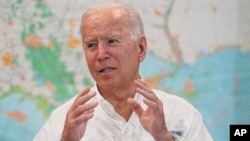 拜登总统在路易斯安那州拉普拉斯听取艾达飓风造成的灾区的汇报。(2021年9月3日)