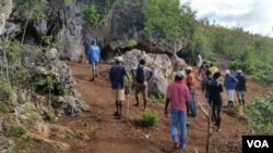 Some Haitians cluster at a cave in the Jeremie neighborhood of Louwou, in the country's hurricane-ravaged southwest. (B. Magloire/VOA)