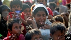 Thuyền nhân Rohingya được cứu sống bật khóc khi đến được Simpang Tiga, tỉnh Aceh, Indonesia, ngày 20/5/2015.