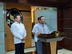 Menteri Koordinator bidang Politik Hukum dan Keamanan Mahfud MD ketika jumpa pers bersama Jaksa Agung Sanitiar Burhanuddin di kantor Kemenkopolhukam, Rabu, 22 Januari 2020. (Foto: Fathiyah Wardah)