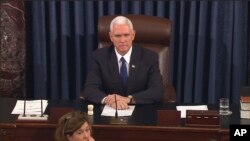 លោក​អនុប្រធានាធិបតី Mike Pence ធ្វើ​ជា​ប្រធាន​ដឹកនាំ​ព្រឹទ្ធសភា​នៅ​វិមាន Capitol Hill នៅ​ក្នុង​រដ្ឋធានី​វ៉ាស៊ីនតោន កាលពី​ថ្ងៃទី៧ ខែកុម្ភៈ ឆ្នាំ២០១៧ ក្នុង​ពេល​បោះឆ្នោត​របស់​ព្រឹទ្ធសភា​លើក​ការ​តែងតាំង​រដ្ឋមន្រ្តី​ក្រសួង​អប់រំ។​