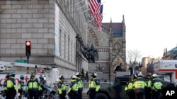 2013年4月16日，波士顿警察封锁波士顿科普利广场。有关波士顿马拉松连环爆炸案的调查仍在继续。