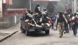 National policemen disperse protesters in front of the Ministry of Justice, in Port-au-Prince, Haiti, Dec. 10, 2020. (Renan Toussaint/VOA)