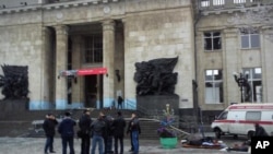 Petugas medis membantu korban luka-luka di pintu masuk stasiun kereta Volgograd, Rusia, 29 Desember 2013.