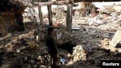 ARSIP – Seorang anggota pasukan Peshmerga memeriksa terowongan yang digunakan militan Islamic State di kota Sinjar, 1 Des. 2015.