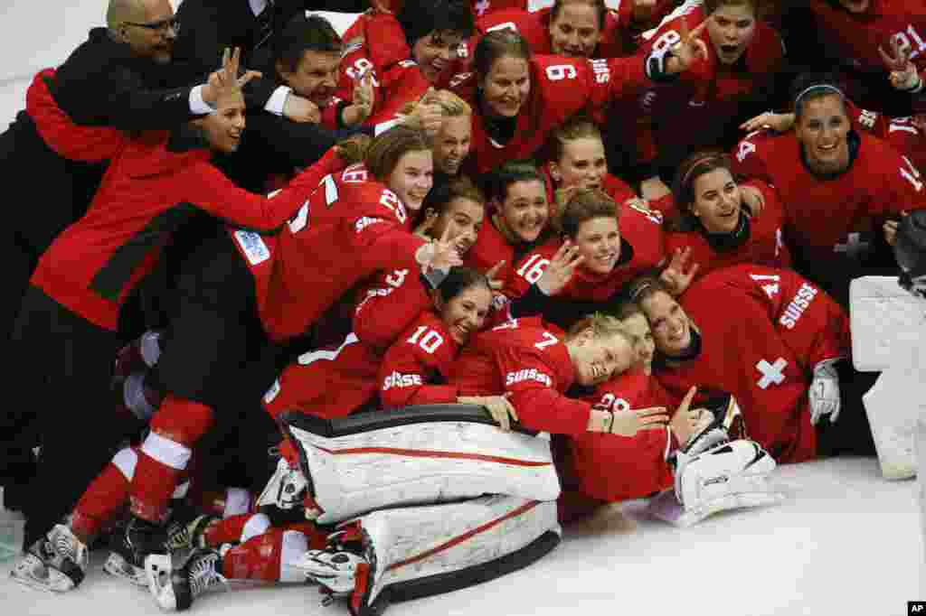 Team Switzerland poses for a picture after their 4-3 win over Sweden in the women's bronze medal ice hockey game, Sochi, Feb. 20, 2014.&nbsp;