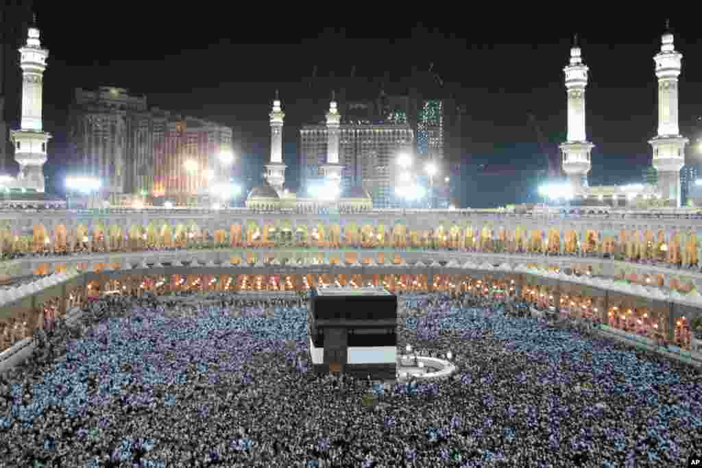 Muslim pilgrims circle the Kaaba to pray inside the Grand mosque in the holy city of Mecca, Saudi Arabia, October 23, 2012. 