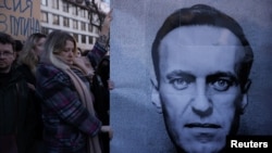 Orang-orang berkumpul di luar Kedutaan Rusia, menyusul kematian pemimpin oposisi Rusia Alexey Navalny, di Warsawa, Polandia, 16 Februari 2024. (Foto: Dawid Zuchowicz /Agencja Wyborcza.pl melalui REUTERS)