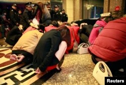 2月9日东莞扫黄中有些人被拘留