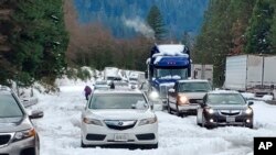 Xe bị kẹt trong tuyết trên xa lộ xuyên bang số 5 gần Dunsmuir, California, vào ngày Lễ Tạ ơn 27/11/2019.