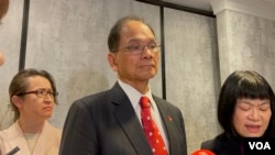 台湾立法院院长游锡堃（中）在华盛顿接受媒体采访。(2023年2月1日，美国之音锺辰芳拍摄)