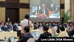 វេទិកា​សាធារណៈ​ស្ដីពី​ច្បាប់​ហិរញ្ញវត្ថុ ឆ្នាំ​២០២៣ ដែលរៀប​ចំដោយ​ក្រសួង​សេដ្ឋកិច្ច និង​ហិរញ្ញវត្ថុ នៅ​សណ្ឋាគារ​សូហ្វីតែល រាជធានីភ្នំពេញ នៅ​ថ្ងៃ​ទី​២៥ ខែ​មករា ឆ្នាំ​២០២៣។ (លាស់​ លីបលីប/វីអូអេ)