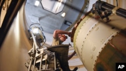 资料照片：美国空军提供的照片显示第341导弹维修中队的空军一等兵杰克逊·利根在马尔姆斯特伦空军基地维修一枚洲际弹道导弹。(2020年9月22日)