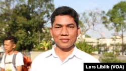 Ny Nak saat diwawancarai wartawan VOA di dekat patung Tahun Penh dekat Wat Phnom, Phnom Penh, 1 Februari 2023. (Lors Liblib/VOA khmer) 