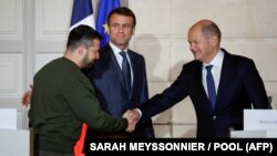 اولاف شولتز، صدر اعظم آلمان، امانویل مکرون، رییس جمهور فرانسه و ولادیمیر زیلینسکی، رییس جمهور اوکراین